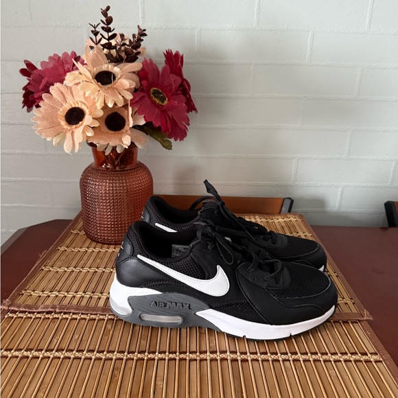 nike black and white flower shoes